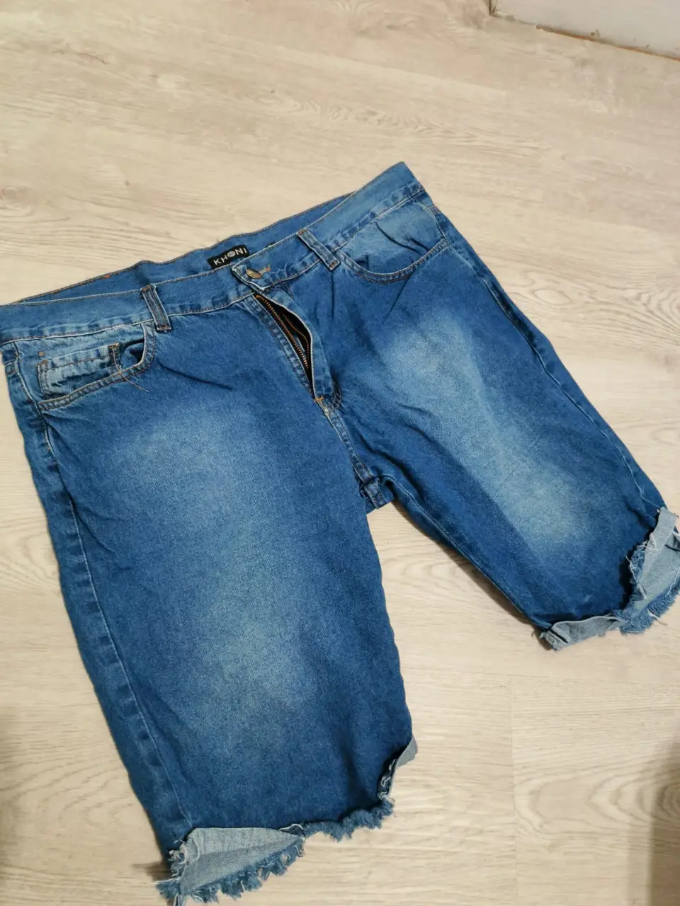 Short de jean azul de hombre, con cierre y bolsillos. Talle 44. Ideal para el verano.