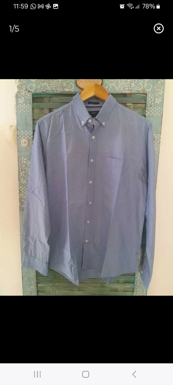 Camisa de hombre Legacy, celeste con estampado de puntos blancos, manga larga, corte regular fit, talle 2. Confeccionada en 100% algodón. Sin detalles de uso