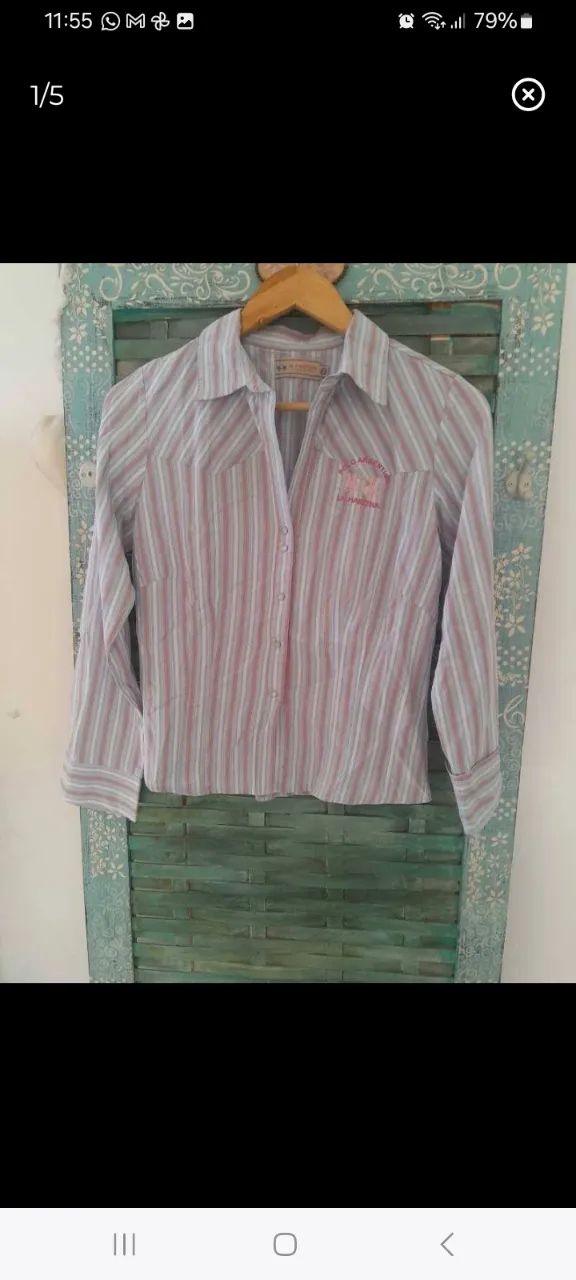 Camisa a rayas de la marca La Martina, con detalles bordados en el pecho. Talle 2, ideal para un look casual y elegante. equivale a un M. 