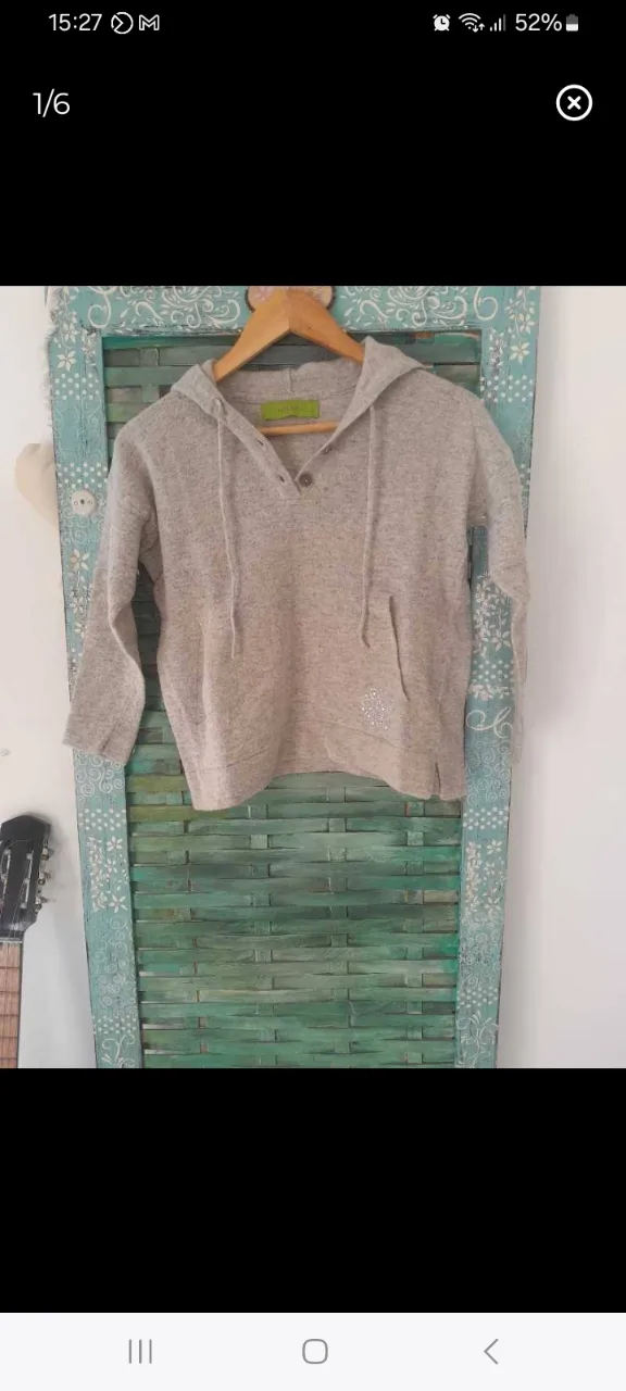 Buzo canguro de mujer, color gris, con capucha y detalle de strass. Marca Rapsoidia.