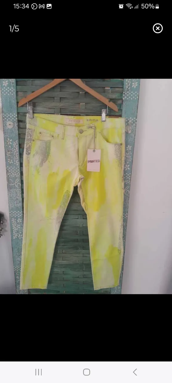 Jeans rectos de mujer, color amarillo neón con detalles plateados. Marca KSK DENIM.
