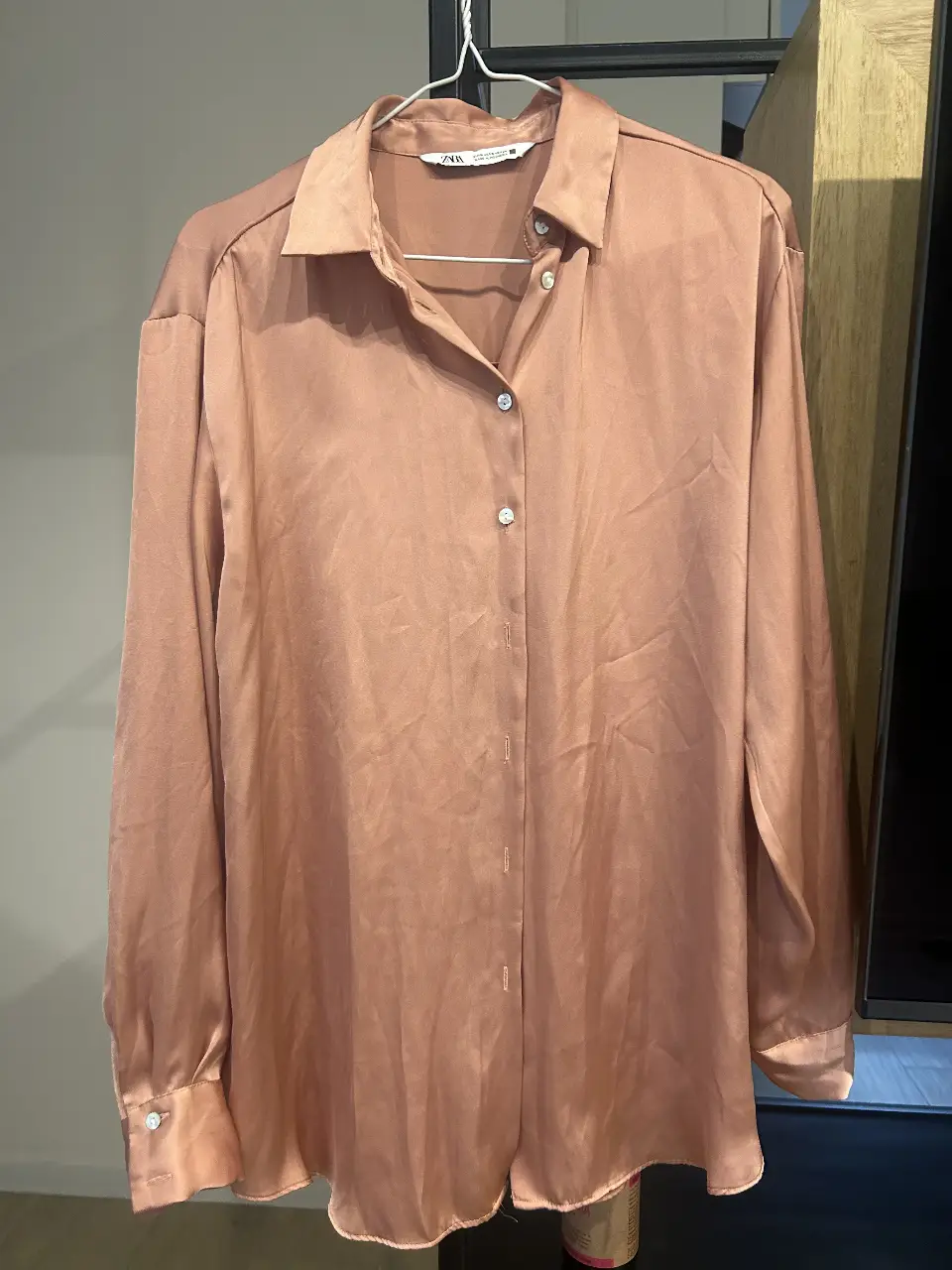 Camisa de seda color rosa salmon, de la marca Zara. Ideal para un look elegante y sofisticado.