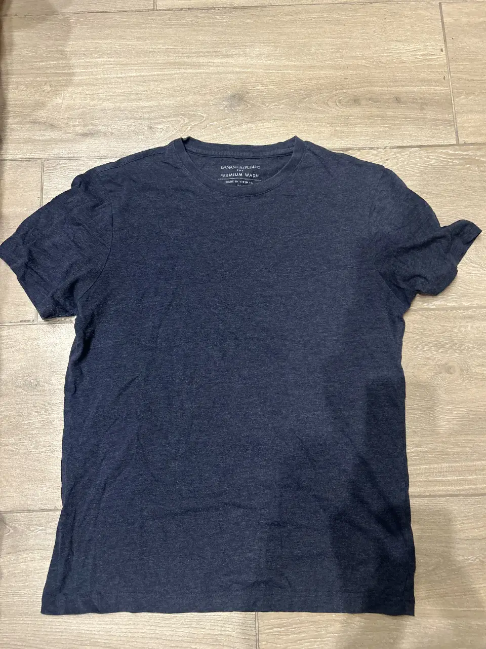 Remera de hombre de manga corta, color azul marino, de la marca Banana Republic. Ideal para un look casual y cómodo.