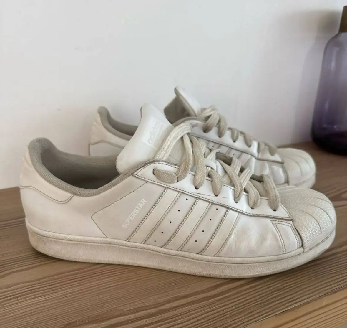 Zapatillas Adidas Superstar blancas, clásicas y atemporales. Ideales para un look casual y cómodo.
