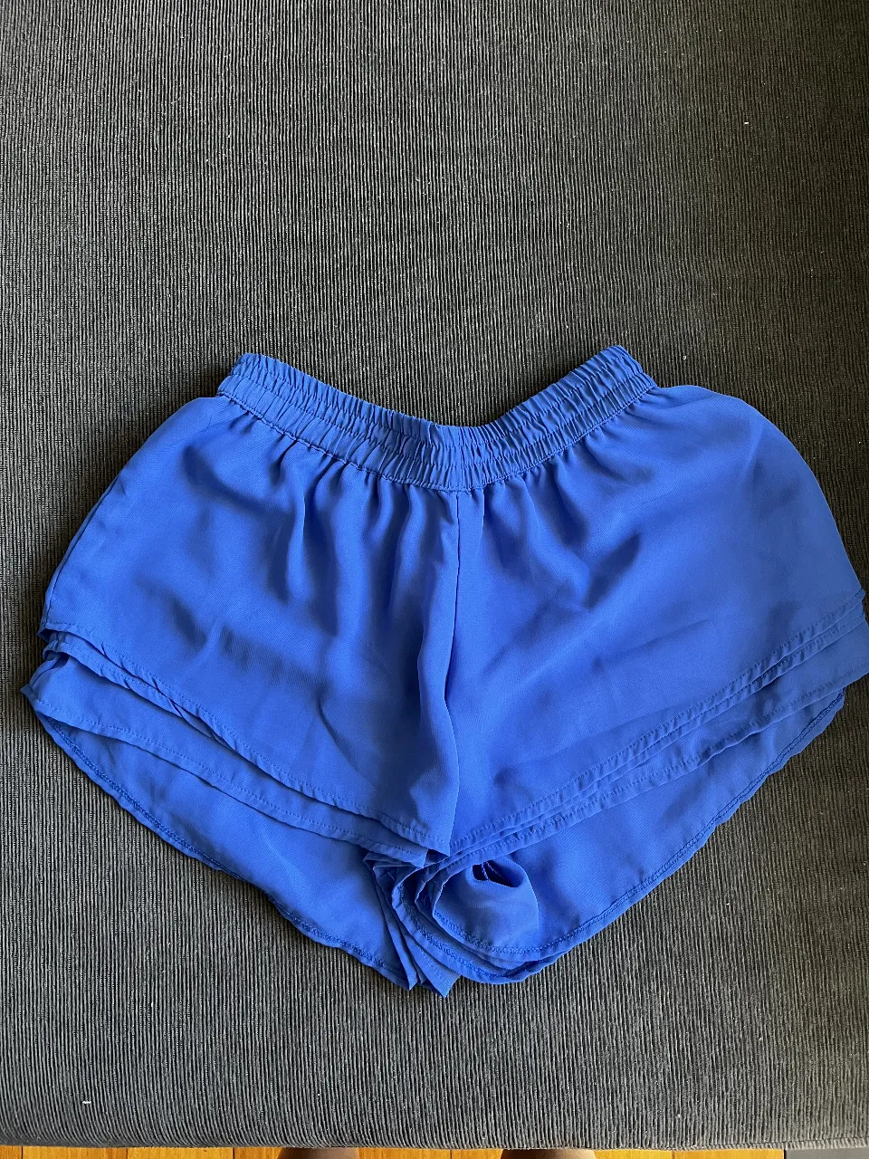 Short confeccionado en tela liviana y cómoda.