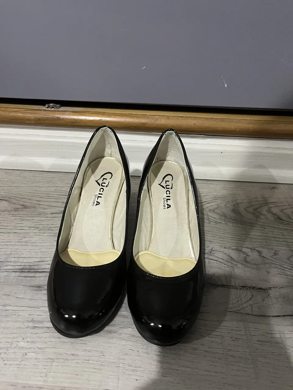 Zapatos de taco alto negros de charol, ideales para eventos formales y salidas nocturnas. Marca Lucila Shoes.