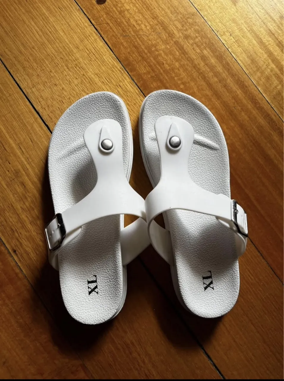 Sandalias blancas de goma, sintético, con hebilla. Ideales para el verano. Marca XL.