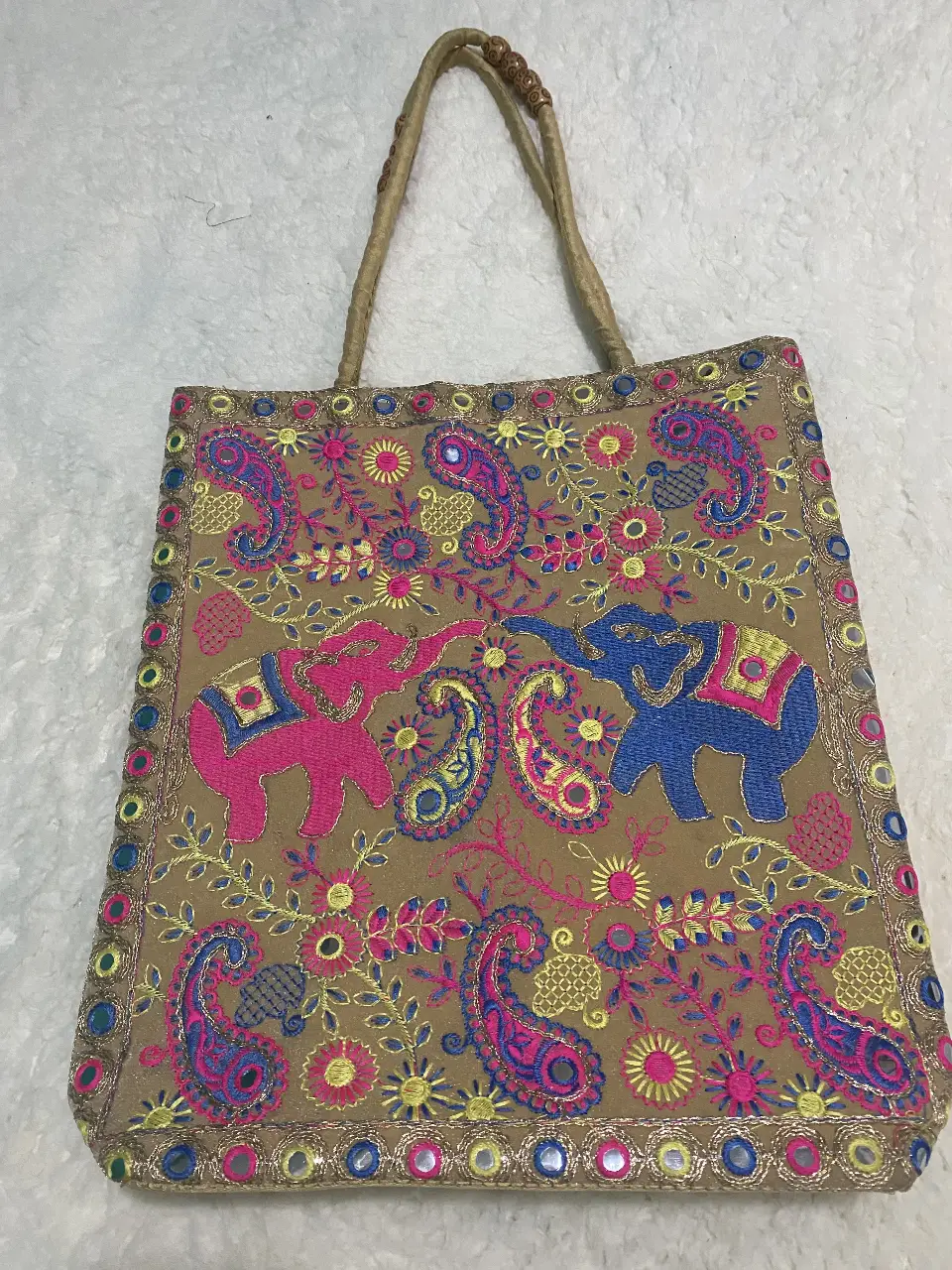 Bolso tote bordado con diseño de elefantes y detalles de espejos. Ideal para un look bohemio y artesanal.