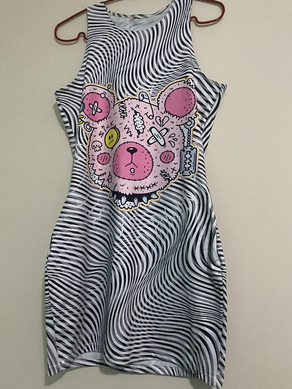 Vestido mini con estampado psicodélico de oso con detalles de parches y estilo rave. Ideal para un look audaz y moderno.
