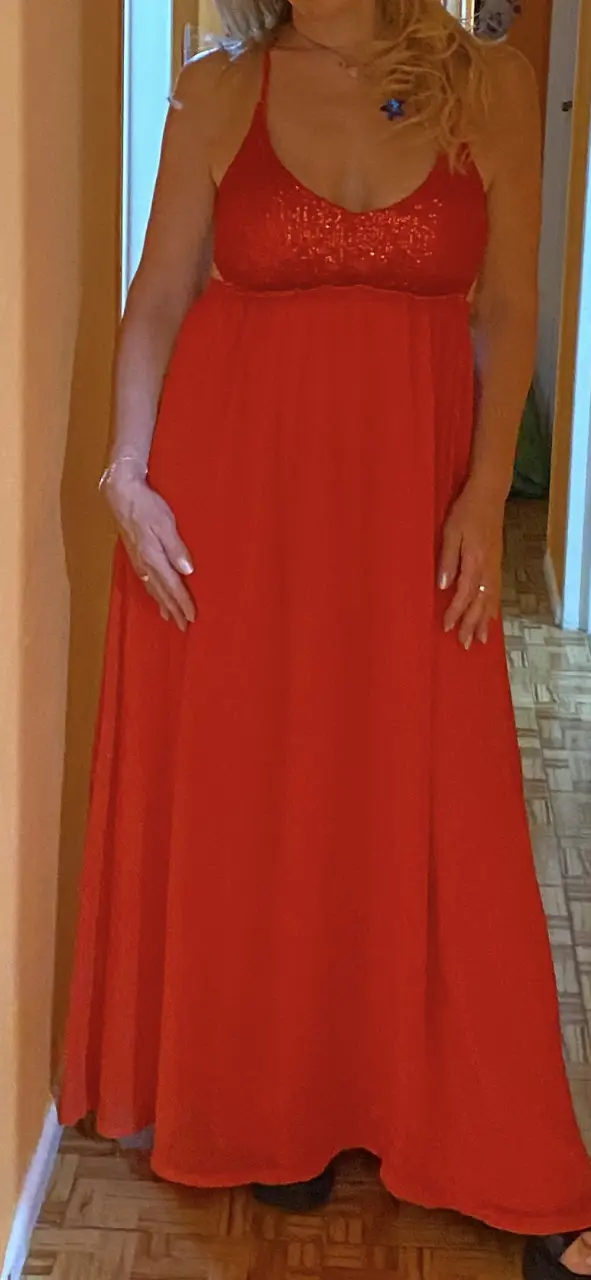 Vestido largo de fiesta rojo con corpiño de lentejuelas y espalda descubierta. Ideal para eventos especiales.