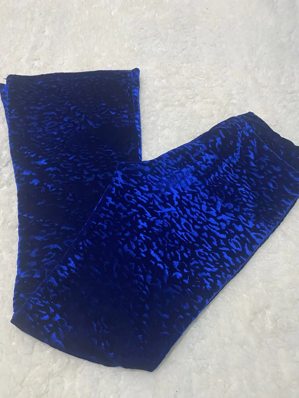 Pantalón suelto de terciopelo azul, ideal para un look elegante y cómodo. Perfecto para fiestas o salidas.
