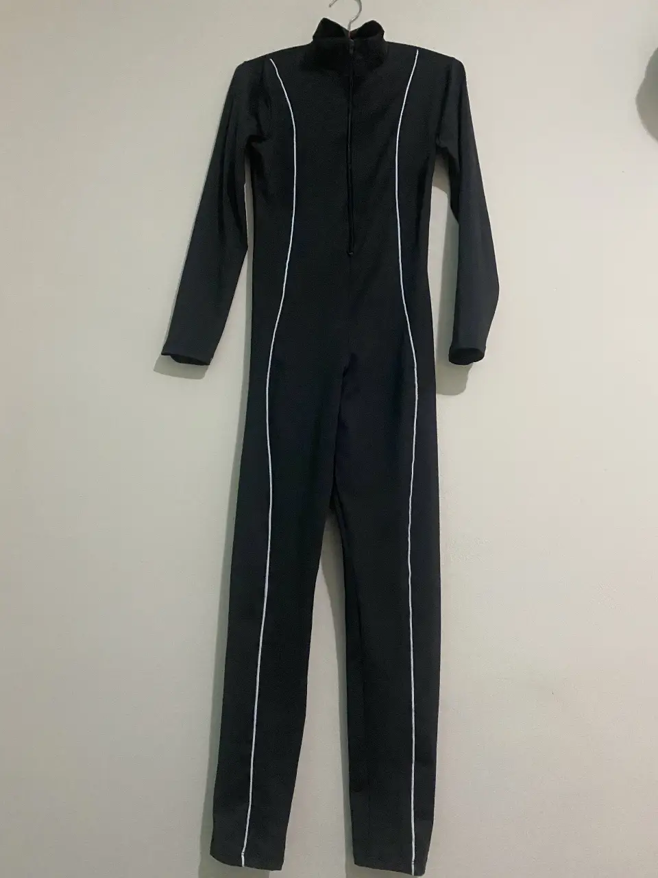 Mono largo deportivo negro con detalles blancos. Ideal para actividades físicas y un look moderno.