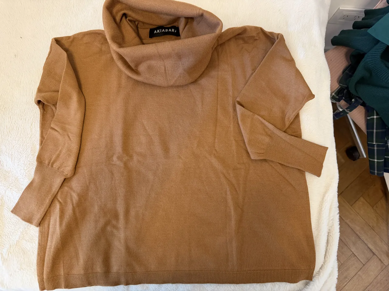 Sweater de lana color marrón con cuello alto y mangas largas.