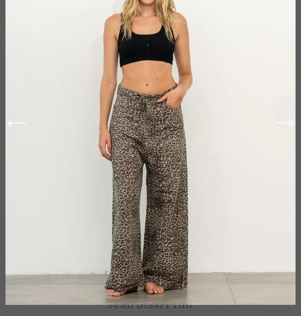 Pantalón suelto de jean con estampado de leopardo. Tiro alto y corte ancho, ideal para un look canchero y cómodo.