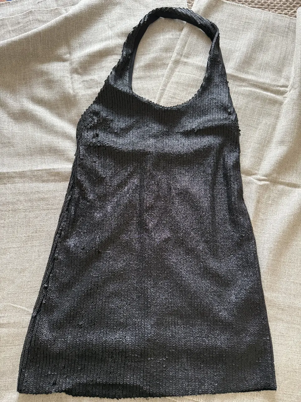 Vestido mini negro con lentejuelas, estilo halter. Ideal para fiestas y eventos especiales. Marca Kosiuko 
