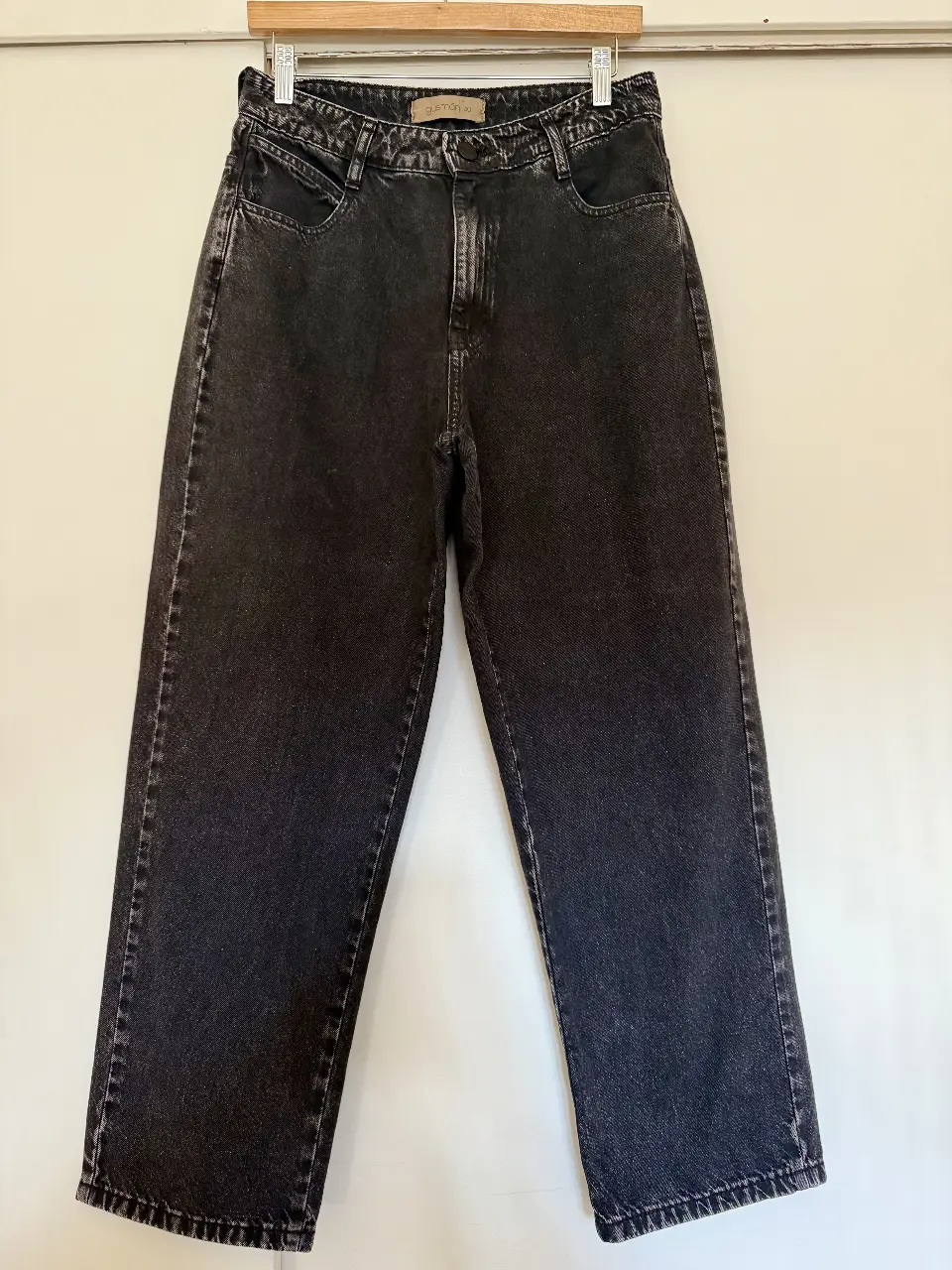 Jeans mom color negro oxido gastado, tiro alto, Gusmán. Talle 40. Tela 100% algodón Jean liviano 