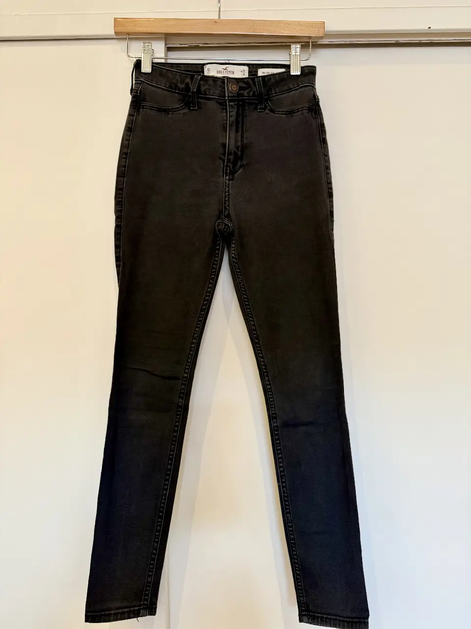 Jeans Hollister tiro alto, color negro, talle 25, finito elastizado tipo leggins. 