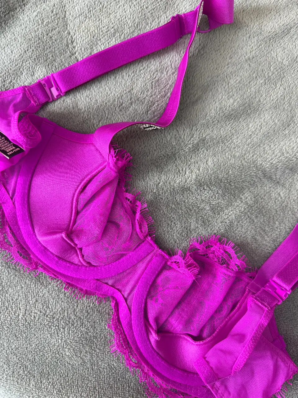 Corpiño Victoria's Secret, corpiño push-up con detalles de encaje y tirantes con brillantes, talle 90 argentino. Los breteles se pueden cruzar atrás 