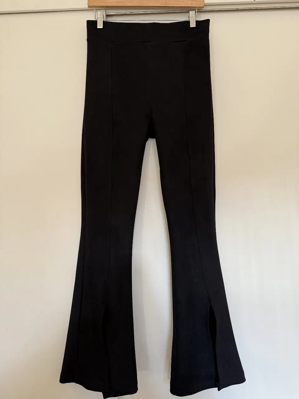 Calza negra de mujer, Oxford y aberturas laterales. Tela gruesa abrigada. Tiro alto. Talle 3 de la marca Doña Bikers. Ideal para un look moderno y cómodo. 