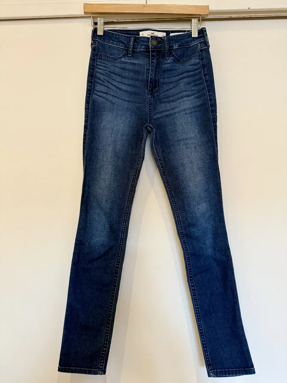 Jeans rectos de mujer, tiro alto, color azul oscuro, de la marca Hollister. Talle 25W/26L. Ideal para un look casual y moderno.