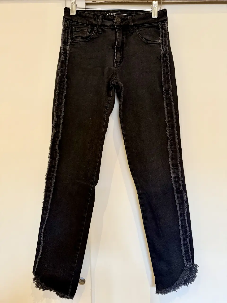 Jeans negro de mujer, tiro alto, con detalles desflecados en los laterales y en el bajo. Marca Kosiuko. Talle XS 