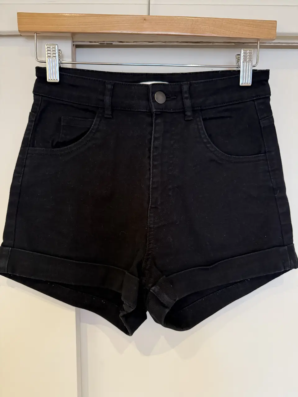 Short de jean negro de tiro alto, con dobladillo en la basta. Talle 34