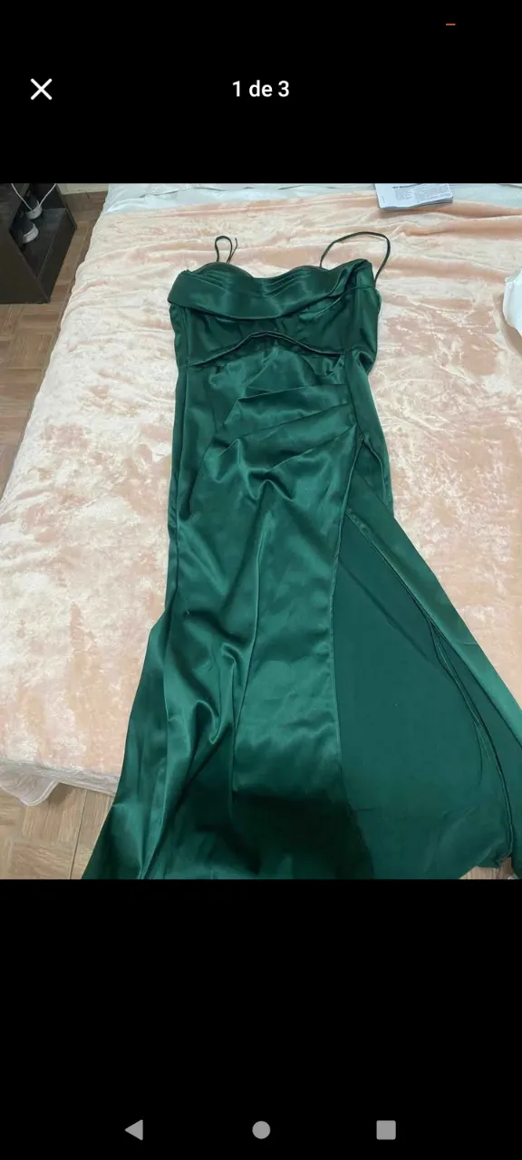 Vestido largo de fiesta en satén verde esmeralda, con escote corazón y abertura lateral. Ideal para eventos especiales.