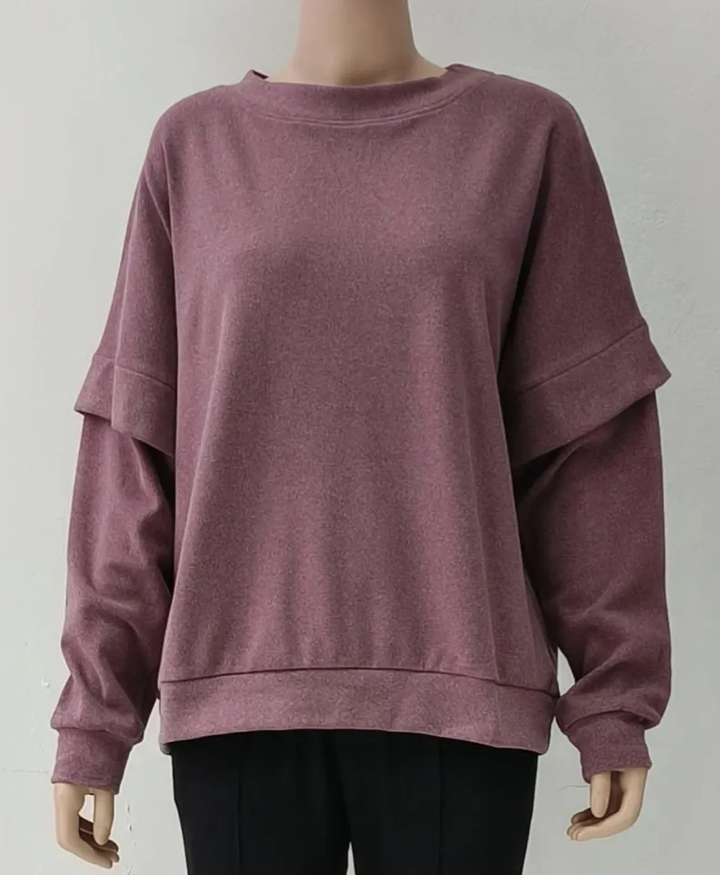 Buzo de cuello redondo con mangas largas y puños. Diseño con doble capa en las mangas.