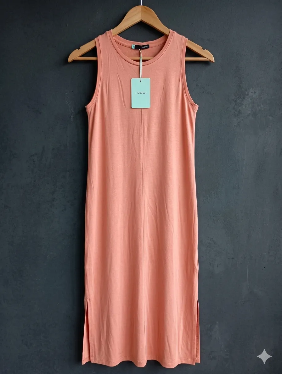 Vestido largo  TUCCI nuevo con etiqueta de breteles finos y escote redondo. Posee 1 tajo lateral confeccionado 100% Viscosa una tela fresca y suave al tacto Talle S.