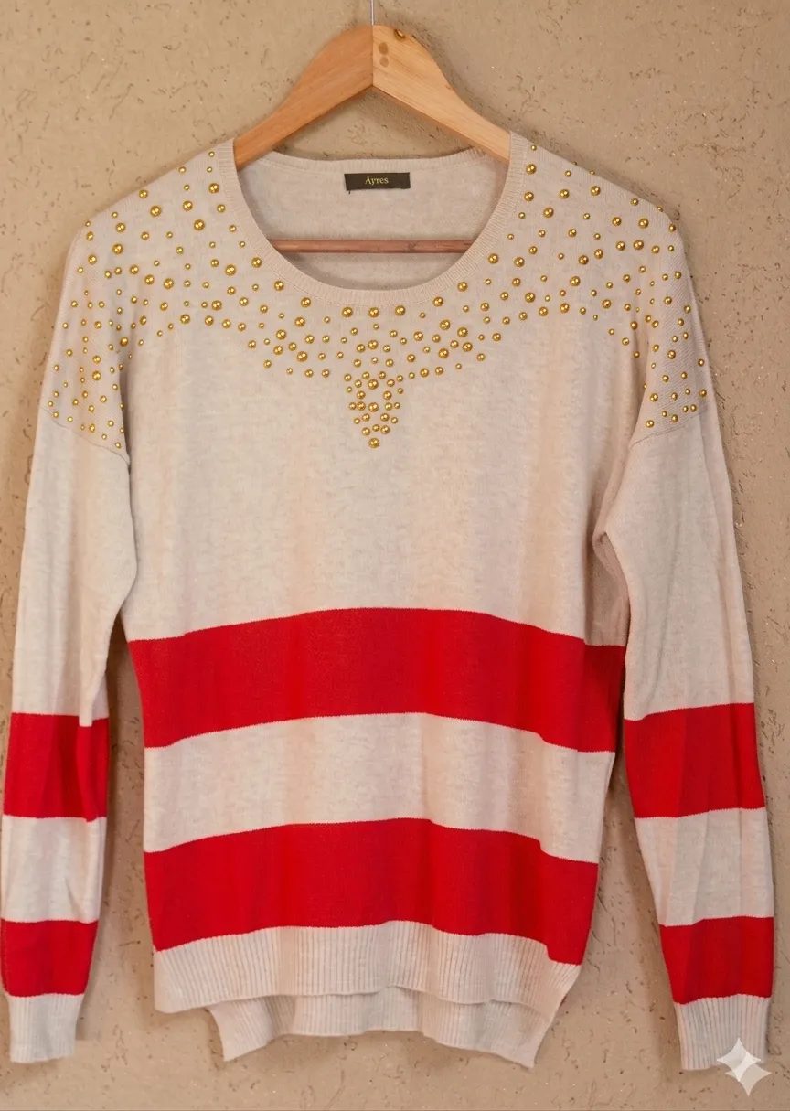 Sweater  AYRES liviano  de manga larga a rayas rojas. El cuello y los hombros están decorados con tachas esféricas doradas que dan un toque de diseño elegante. Talle 38/40 la prenda está impecable.
