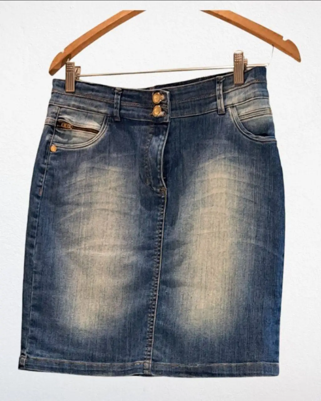 Pollera Markova de jean azul, con detalles de desgaste y bolsillos. Ideal para un look casual y versátil.