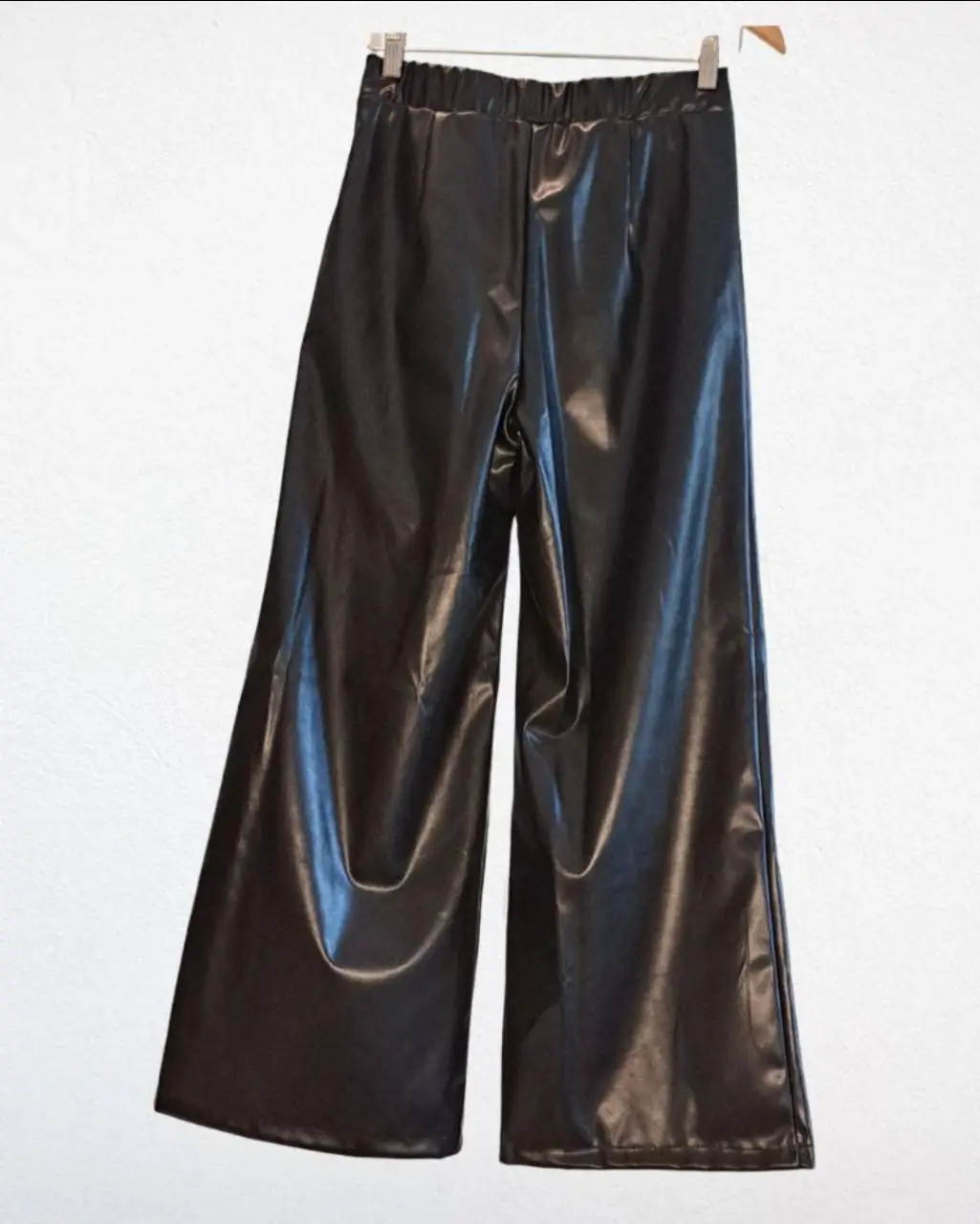 Pantalón de cuero sintético negro, de corte ancho y tiro alto. Ideal para un look moderno y sofisticado.