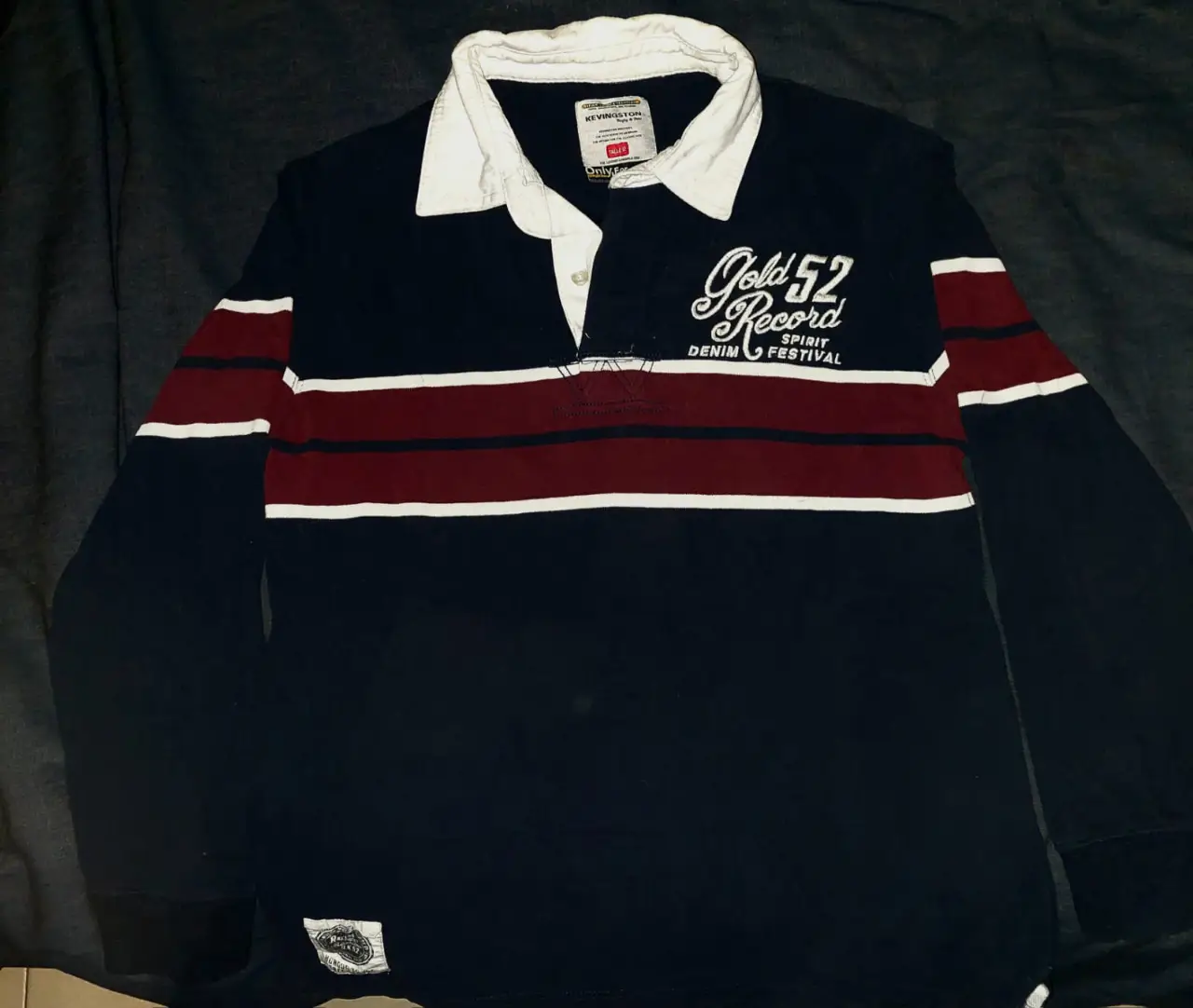 Remera manga larga de rugby KEVINGTON, con cuello blanco y detalles en rojo y blanco. Talle 12.