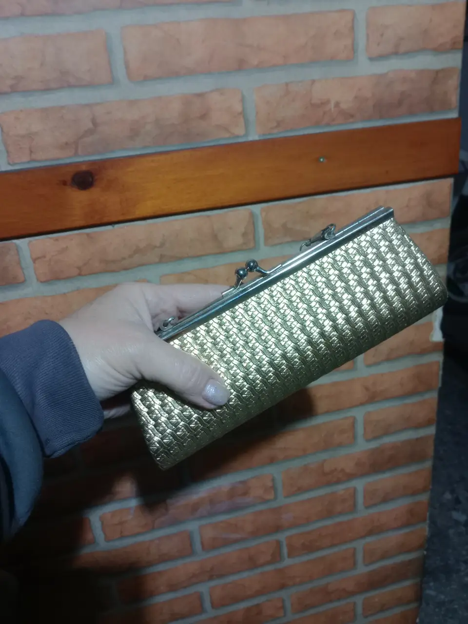 Cartera clutch dorada de mano, con cierre metálico y cadena para colgar. Ideal para eventos . Pequeña: 20 x 8 cm