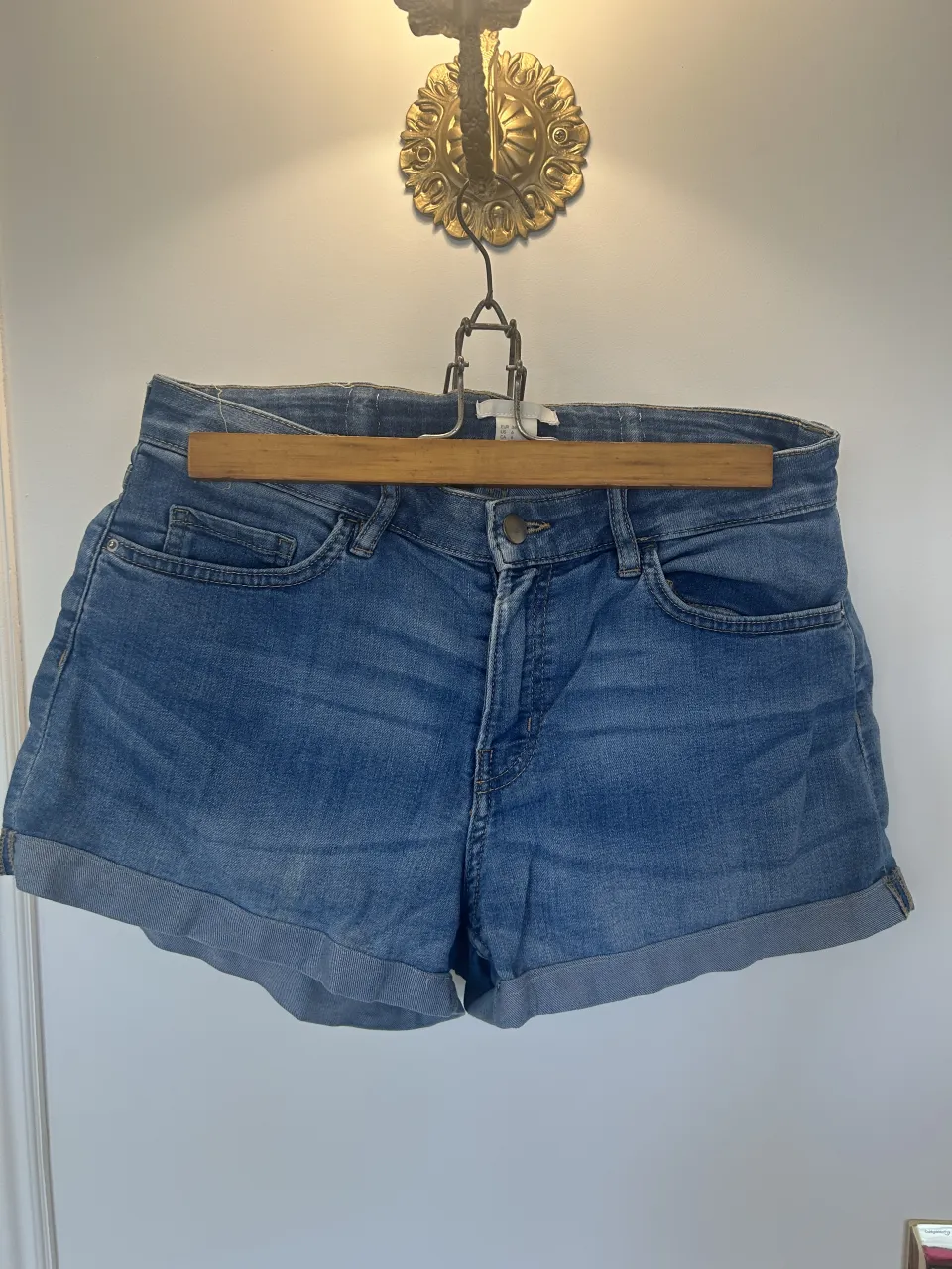 Shorts de jean de tiro alto con dobladillo en los bordes. Tienen bolsillos delanteros y traseros.