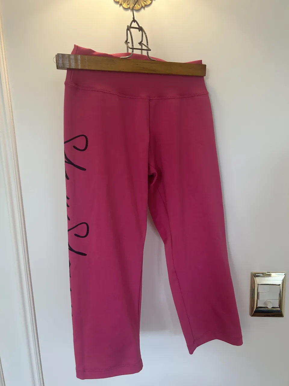 Calza deportiva color fucsia con estampa "Stay Strong California" en negro sobre el lateral izquierdo. Largo hasta la rodilla.