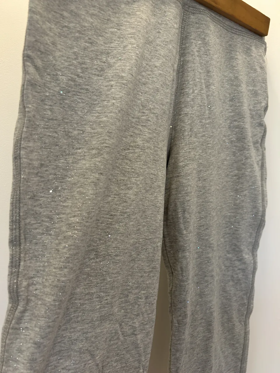 Calza gris con  brillos plateados