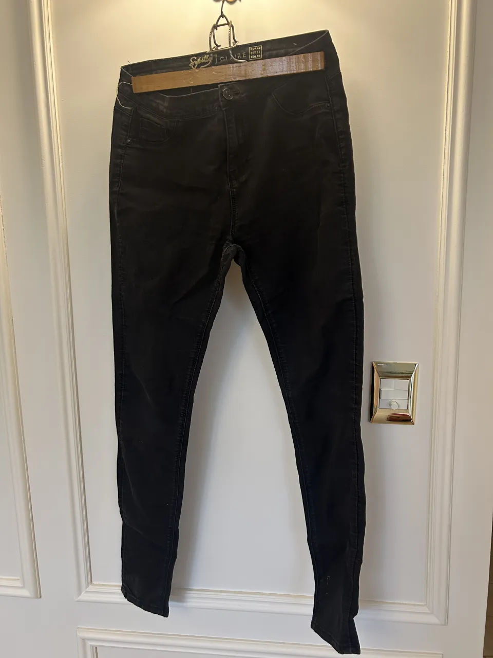 Jeans negros elásticos de tiro alto. El talle indica 42, pero es un 40