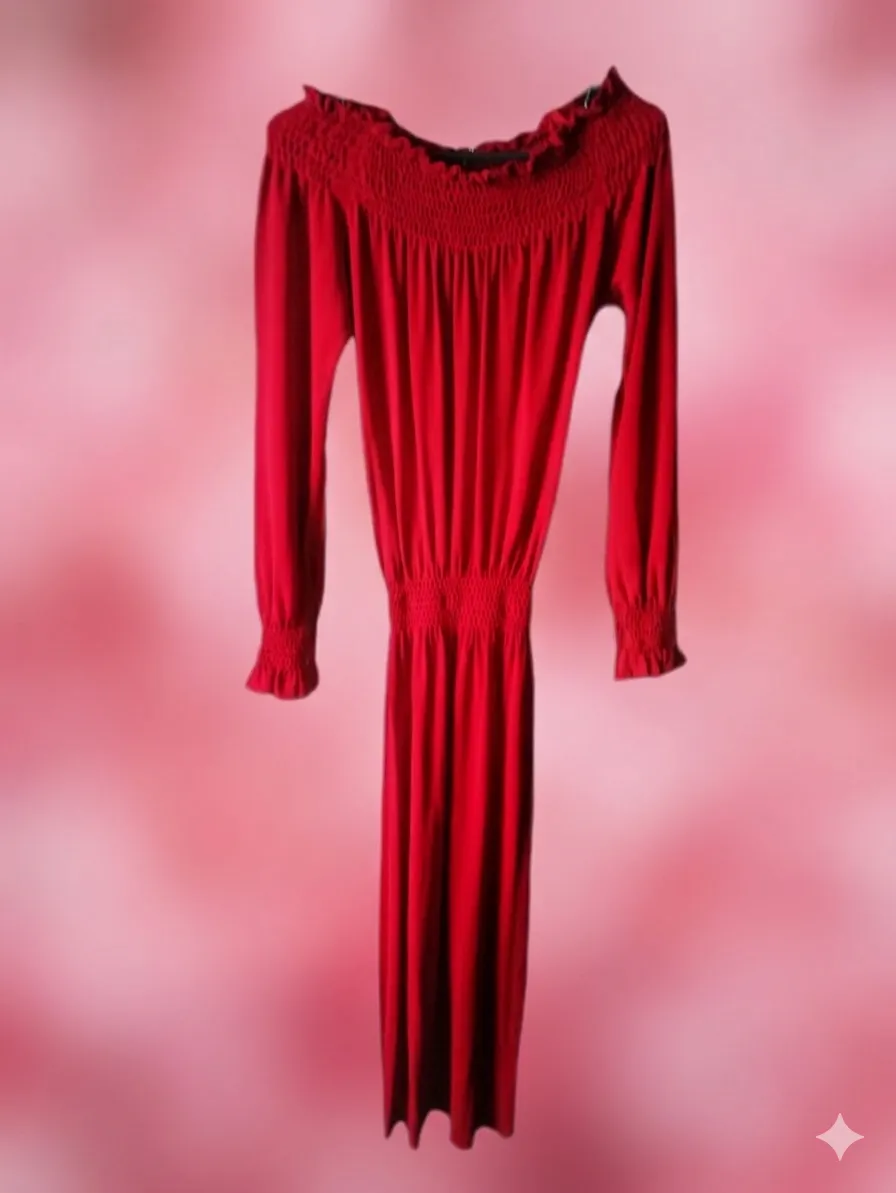 Vestido rojo CLARA IBARGUREN largo con mangas largas y escote con fruncido elástico. Cintura con elástico fruncido y puños con elástico fruncido.