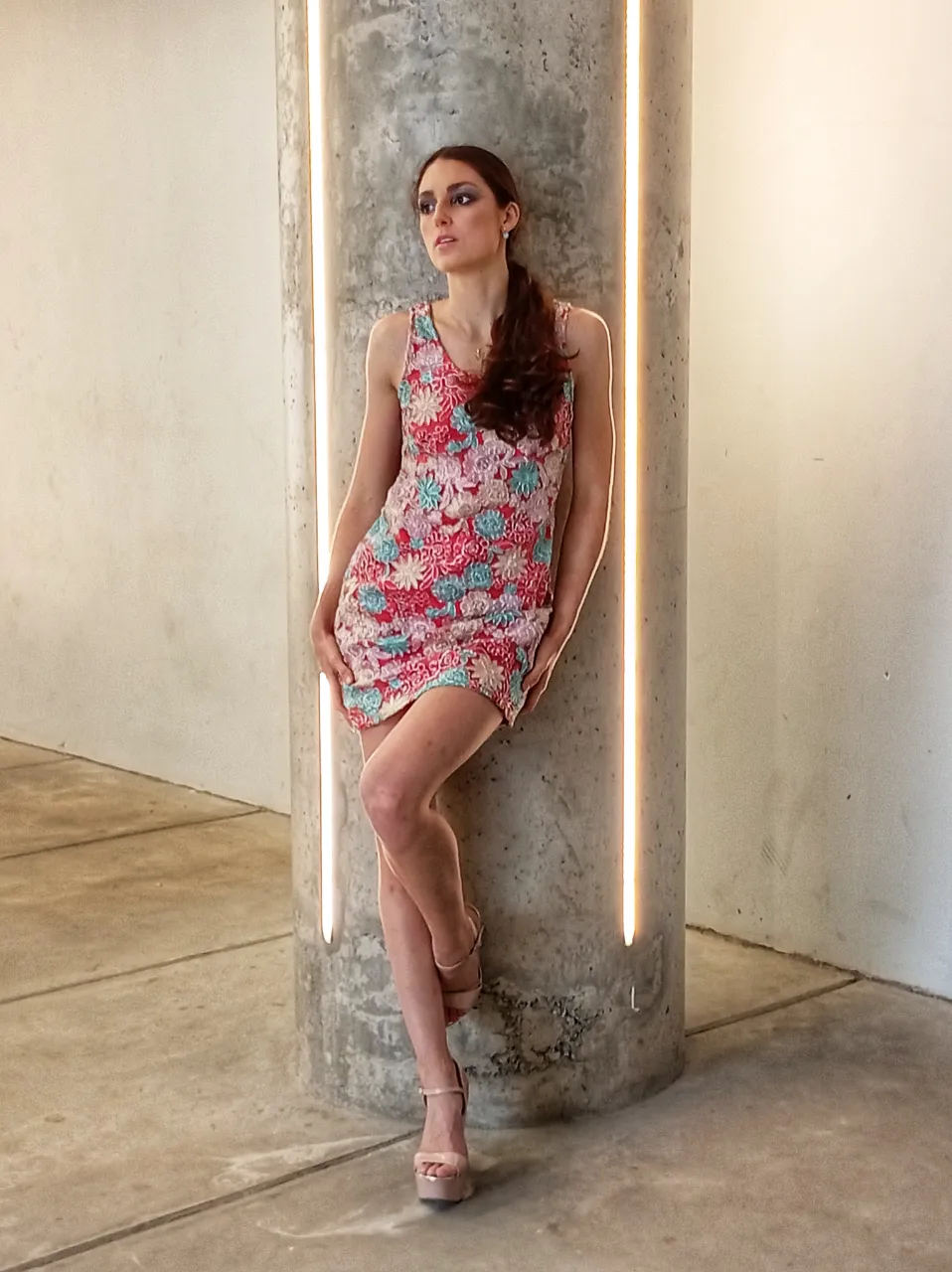 Vestido corto súper delicado con estampa floral vibrante en tonos rojos, celestes, rosas y plata. Ideal para lucir espléndida en cualquier salida o fiesta de verano. Su diseño moderno y fresco te hará destacar.