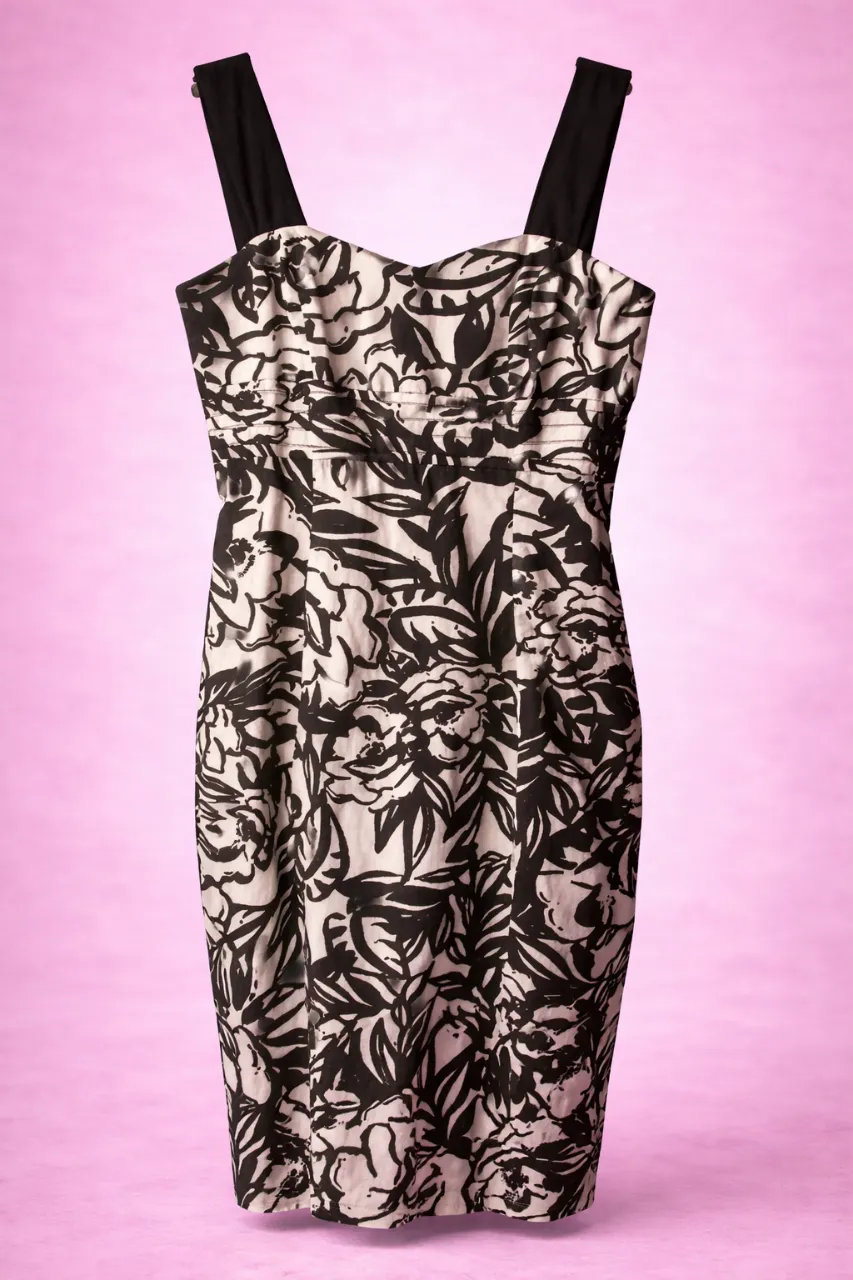 Vestido estampado CLAUDIA LARRETA floral en blanco y negro con tirantes anchos negros.