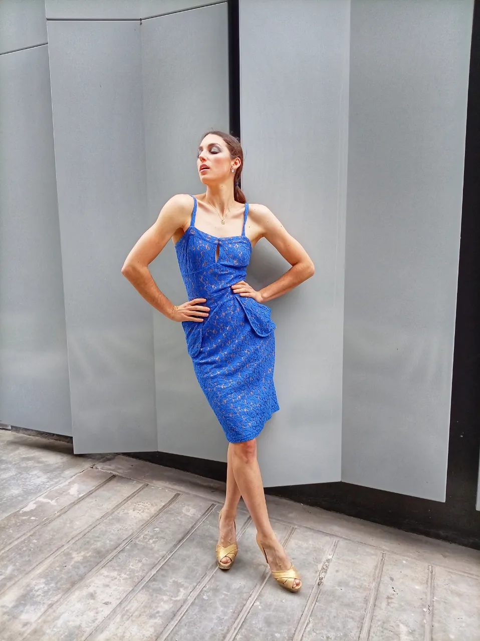 Vestido azul eléctrico de encaje, con breteles finos y escote pronunciado. Diseño ajustado al cuerpo con detalles de bolsillos en la cintura. Ideal para eventos formales o salidas nocturnas.