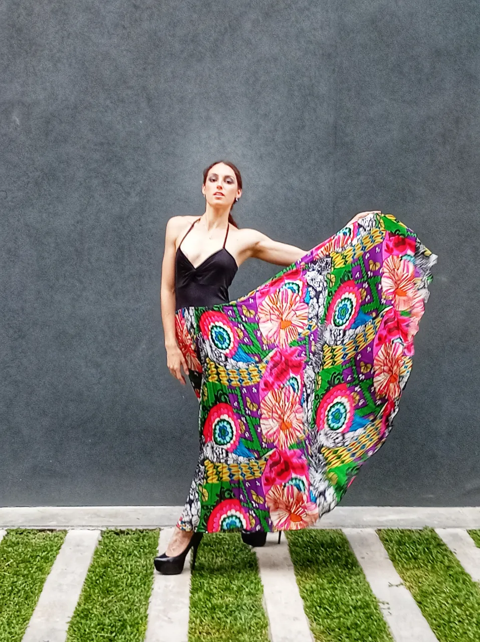 Vestido largo plisado MELOCOTON con estampado vibrante y llamativo, ideal para eventos especiales o salidas nocturnas. Su diseño fluido y colorido lo convierte en una pieza única y sofisticada. Combinalo con tacones y un blazer para un look elegante.