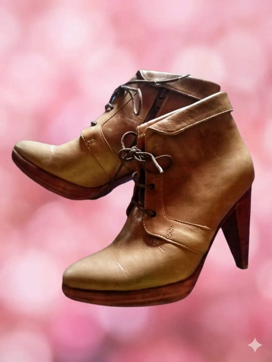 Botitas de cuero color suela con cordones y taco alto de madera.
