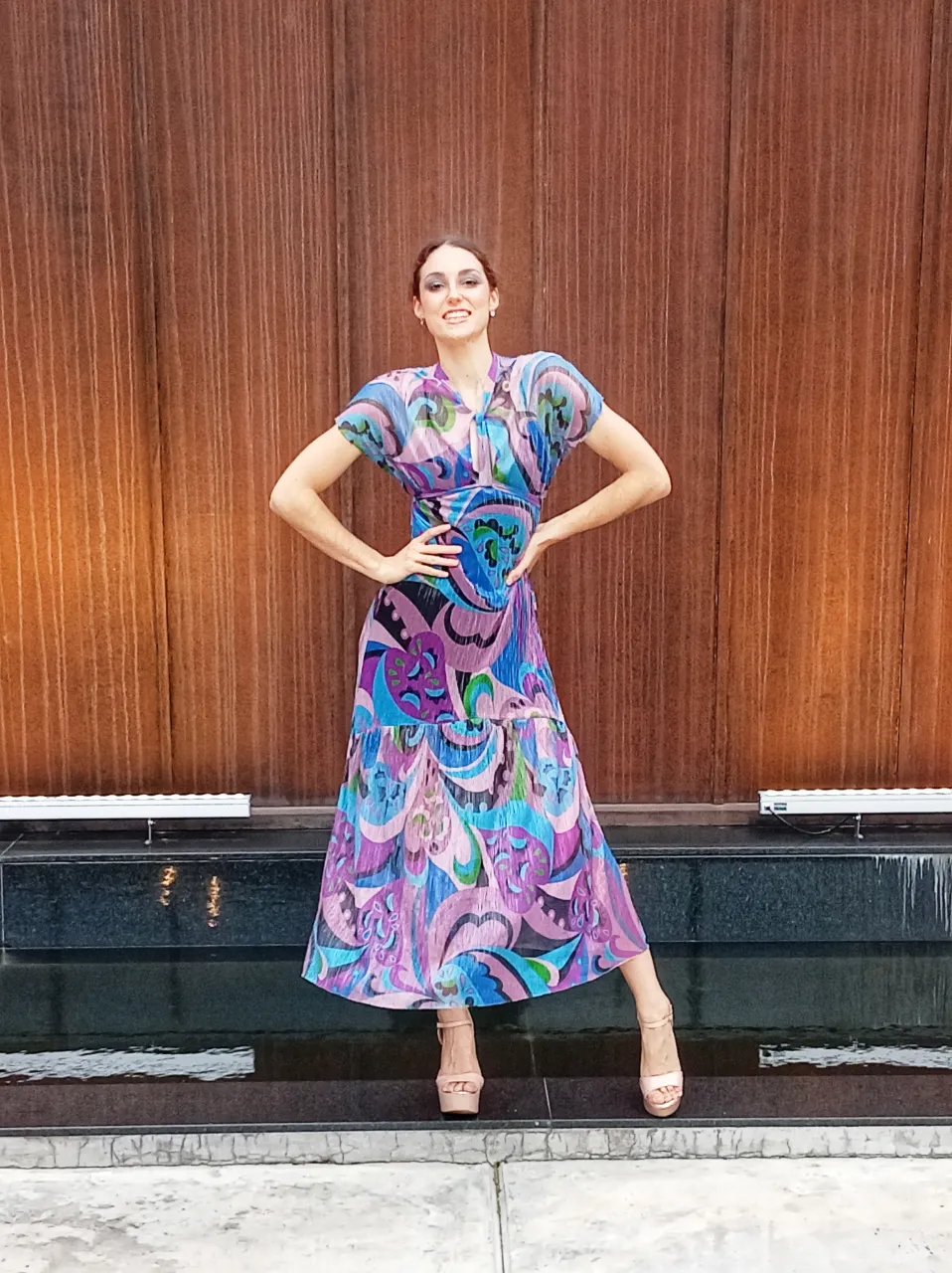 Vestido largo estampado estilo Boho con un diseño vibrante años 70' y moderno. Posee mangas cortas y un escote cruzado que le da un toque sofisticado. La falda tiene un corte amplio y con movimiento, ideal para lucir en eventos o salidas especiales. Combina a la perfección con sandalias o plataformas.