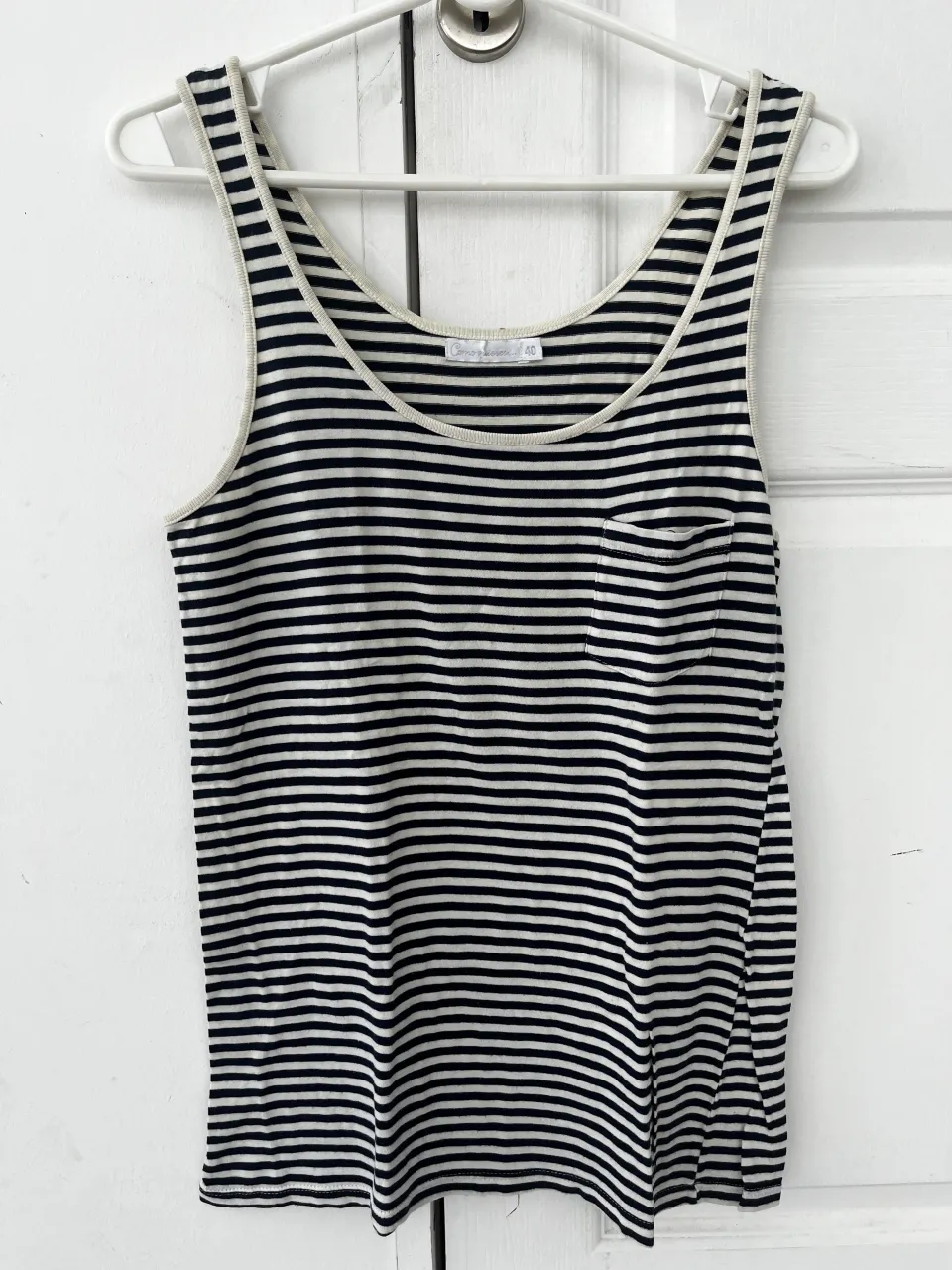 Musculosa a rayas, ideal para el día a día o para un look casual de verano. Su diseño clásico la hace súper versátil.