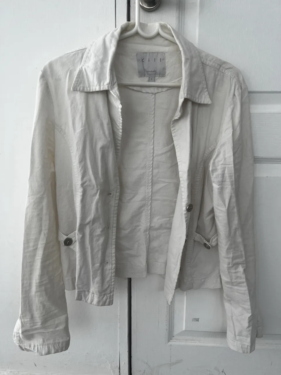 Chaqueta blanca de lino, ideal para un look casual y elegante. Perfecta para días de primavera o verano, con un diseño moderno y versátil.
Es elastizado, muy cómoda.
Talle 1/M