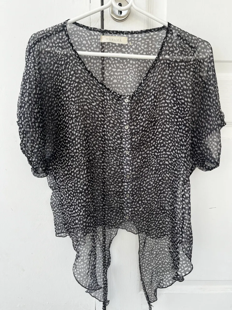 Blusa de seda estampada con botones al frente y lazo en la cintura. Posee mangas cortas y escote en V.
Talle 42/M.
Tiene dos usos, está impecable.