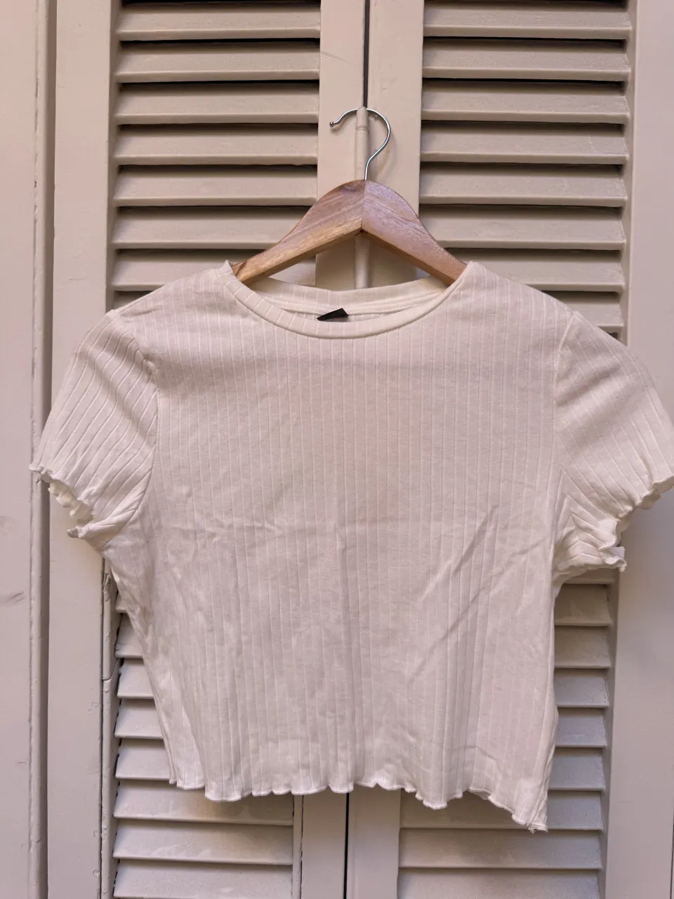Remera pupera blanca de morley. es nueva de Shein. súper canchera y cómoda. Tiene un corte al cuerpo y detalles de ondas en mangas y ruedo. Ideal para combinar con todo.
