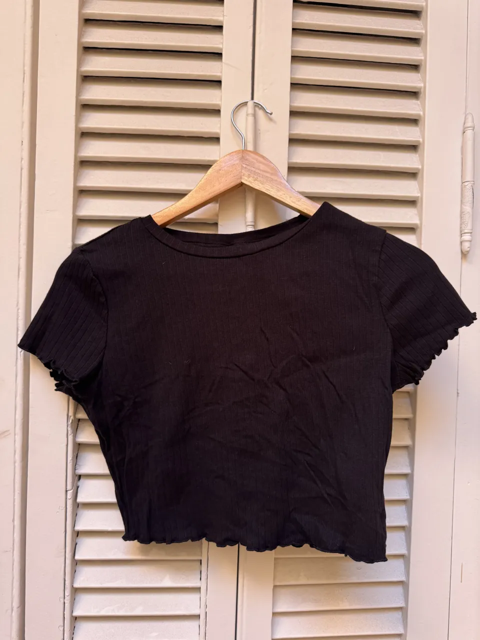 Remera nueva pupera color negra de Shein. Es un modelo crop top, ideal para un look canchero y moderno. Combinala con jeans o faldas para un outfit único.